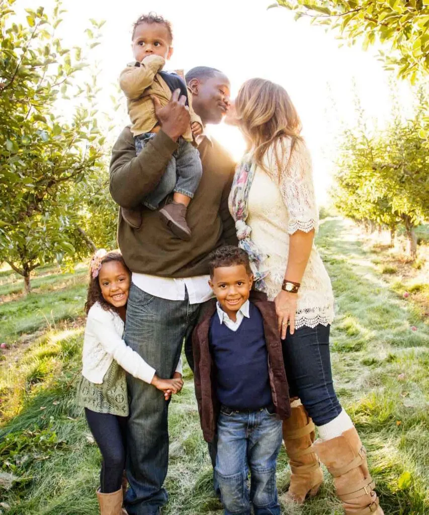 great family picture with mom and dad kissing