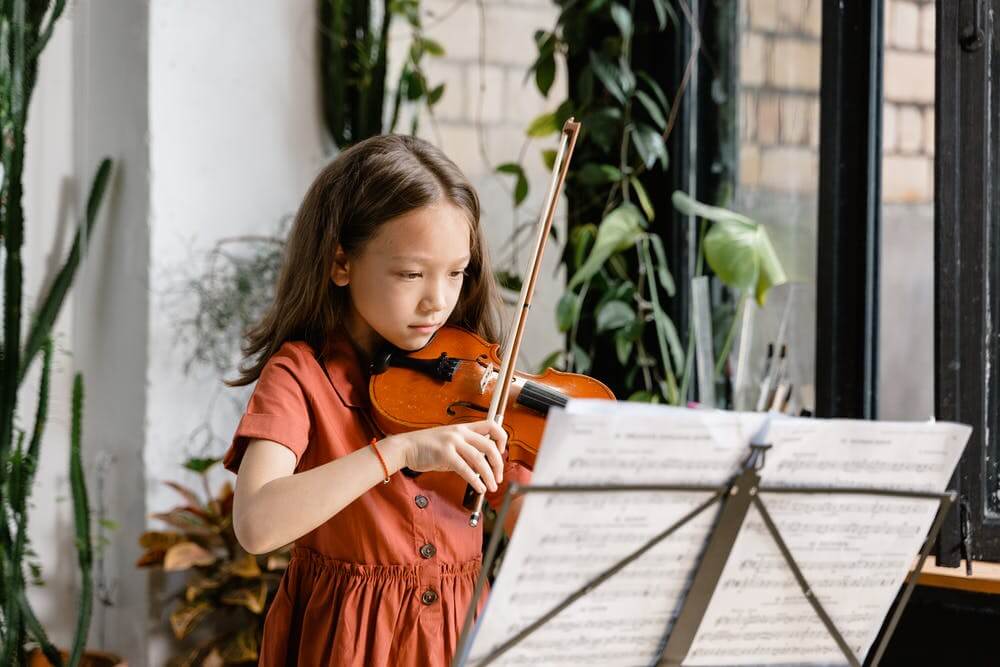 Little girl playing violin